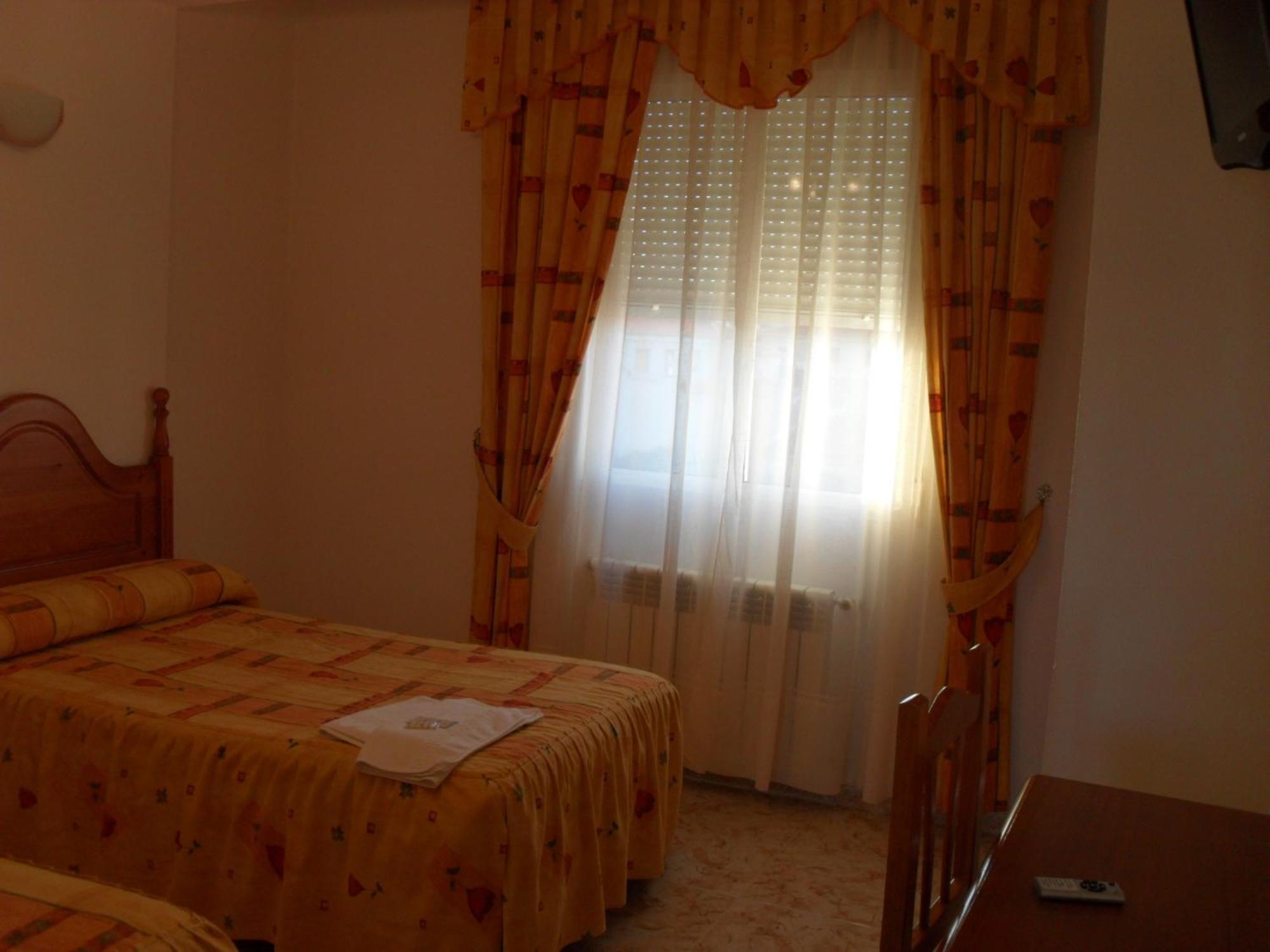 Hostal La Paz Ossa de Montiel Bilik gambar