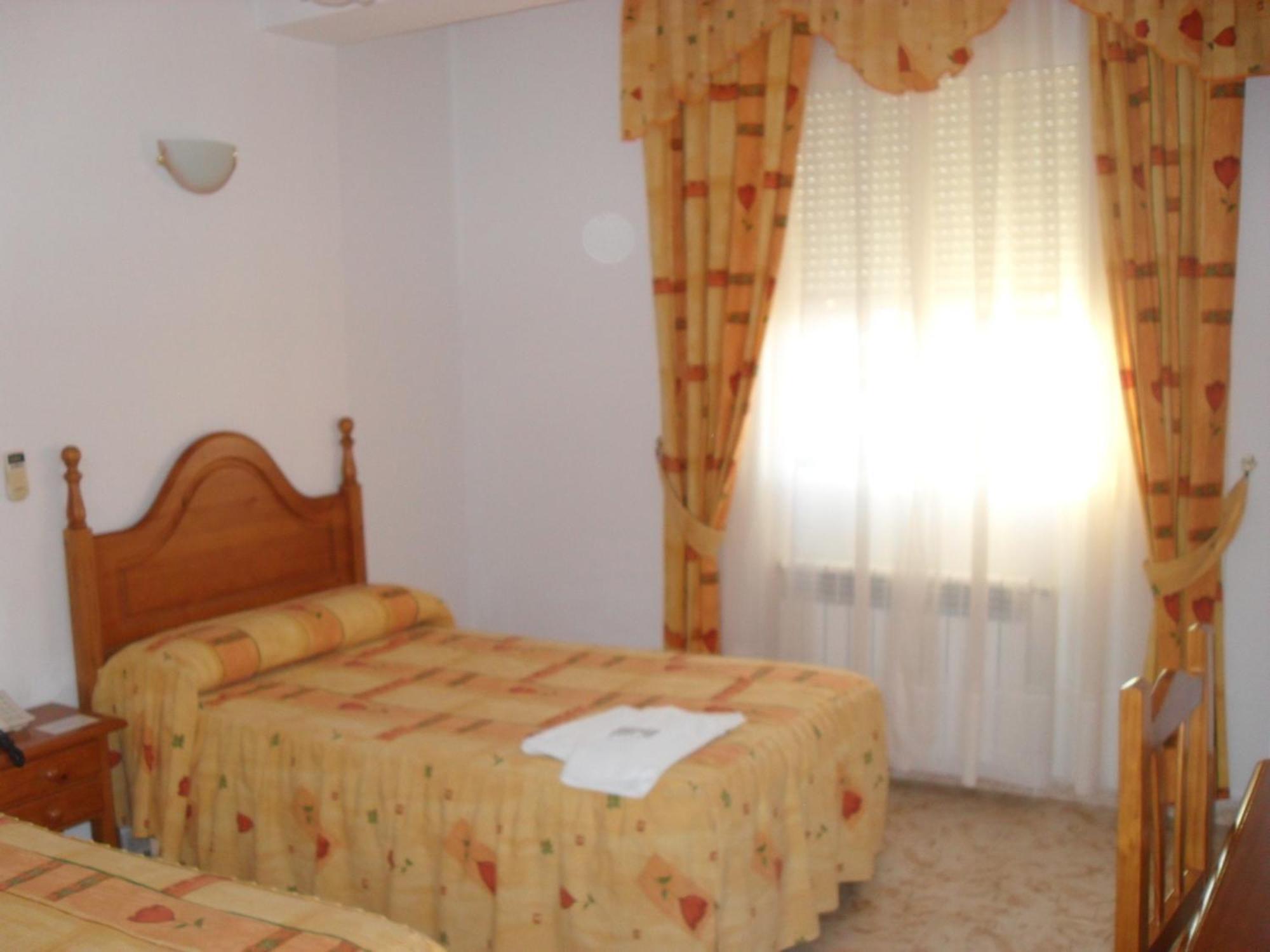 Hostal La Paz Ossa de Montiel Bilik gambar