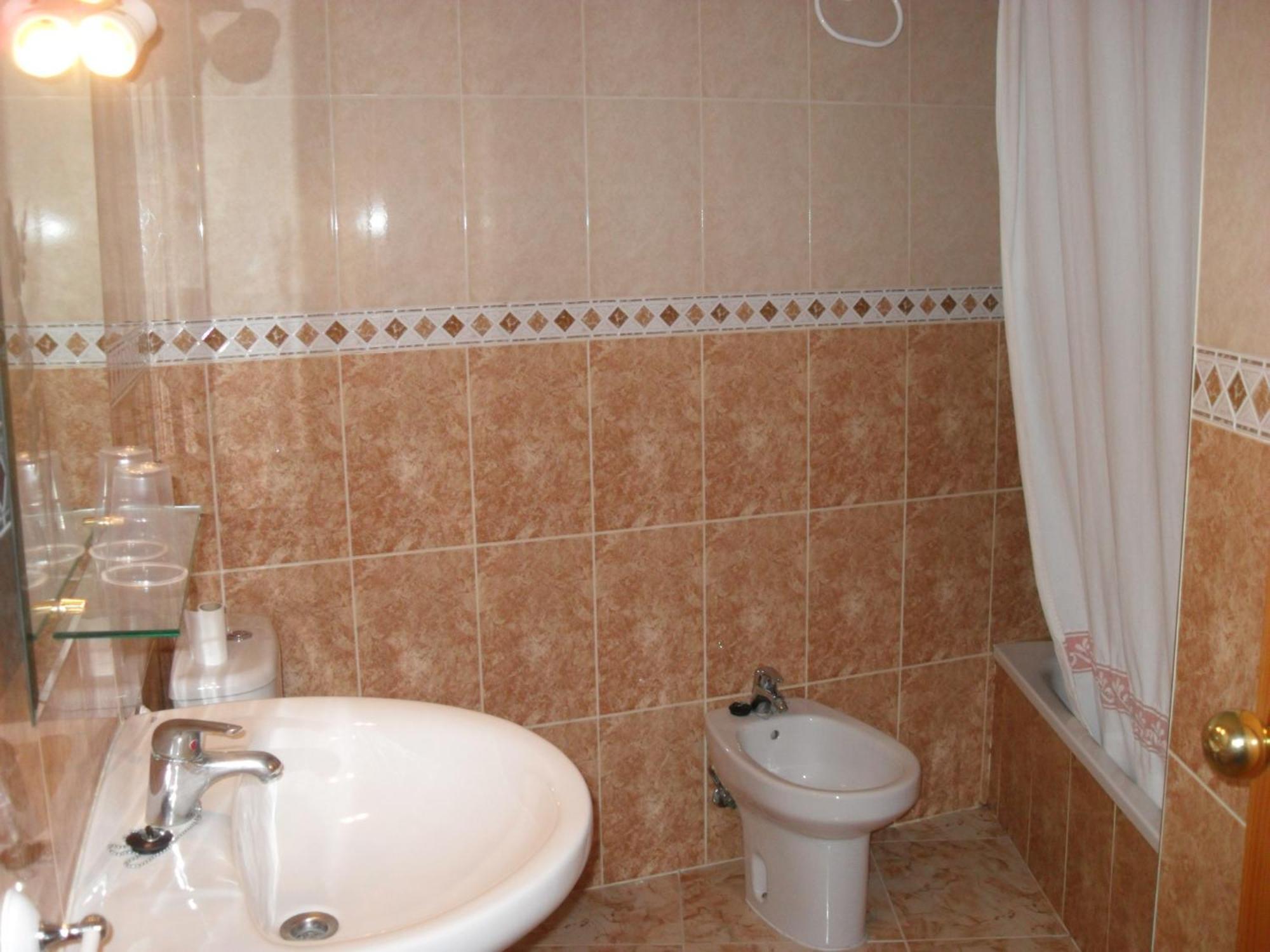 Hostal La Paz Ossa de Montiel Bilik gambar